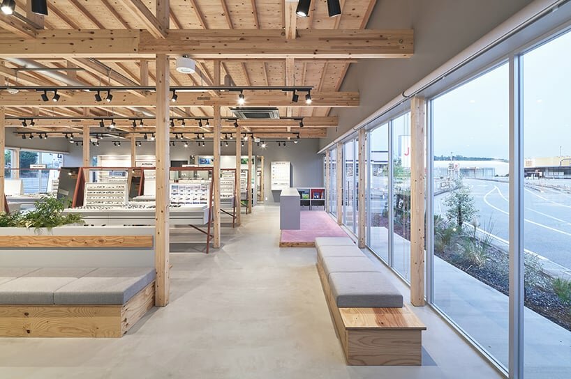 a large opening floods the space with natural light, maintaining a clean aesthetic