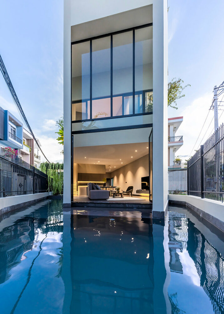 the use of reflective glass expands the view, promoting a sense of openness and connection with the outside