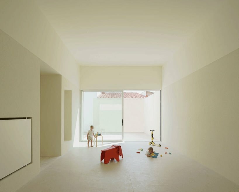 within the classroom, exceptional height creates a luminous space for engaging with daylight and shadows