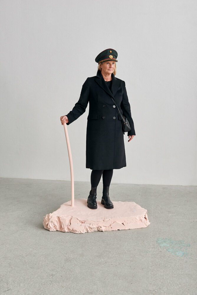 Be The Police (One Minute Sculptures), 2024; bronze, acrylic paint, police cap; 115 x 116 x 82 cm; variation | image © Markus Gradwohl