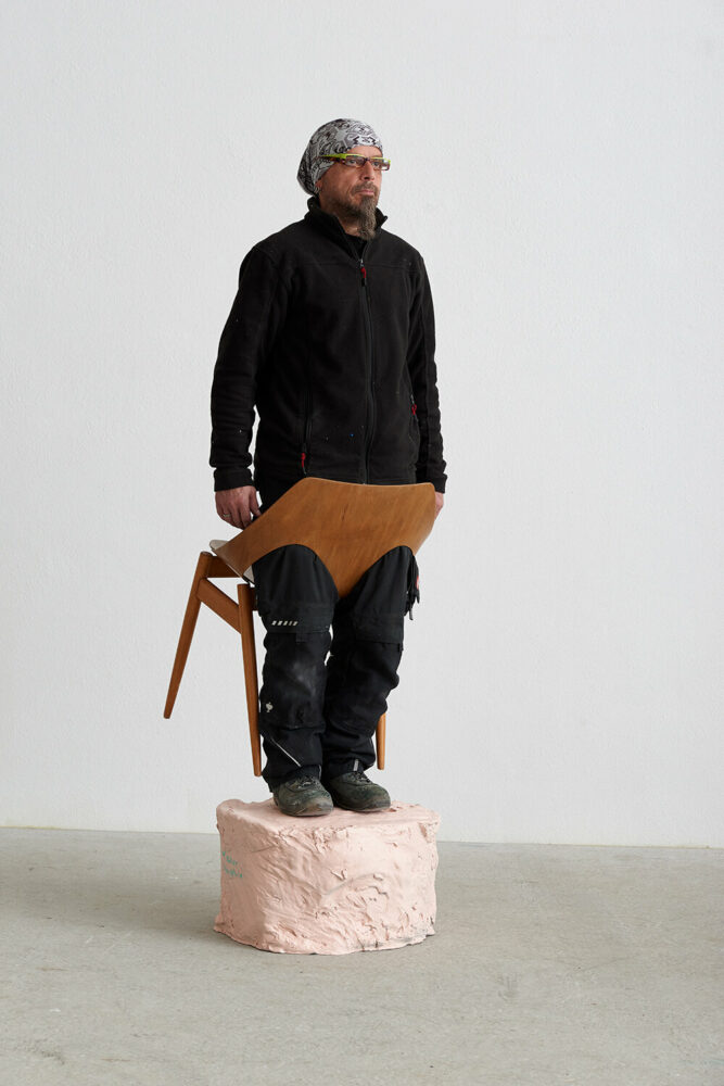 The Idiot I (One Minute Sculptures), 2024; bronze, acrylic paint, chair by Carl Jacobs; bronze; 30 x 57 x 56 cm; chair, 78 x 58 x 46 cm; variation | image © Markus Gradwohl