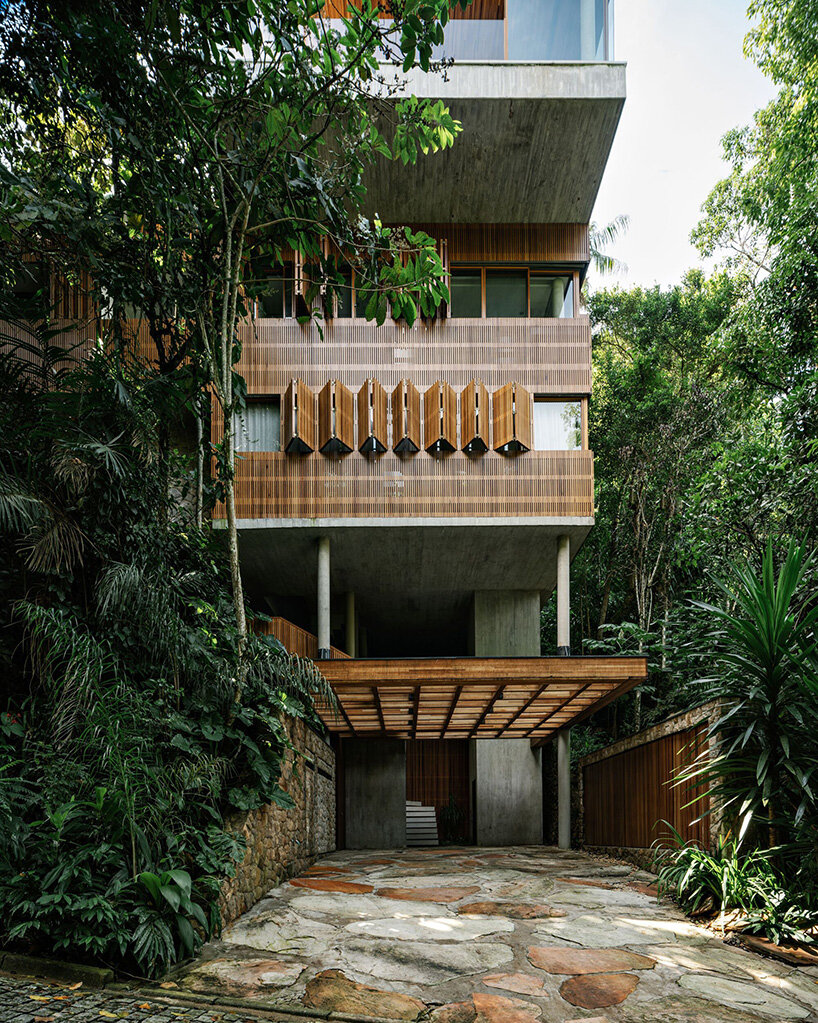 modern treehouse by DB arquitetos rises over brazil's lush coast