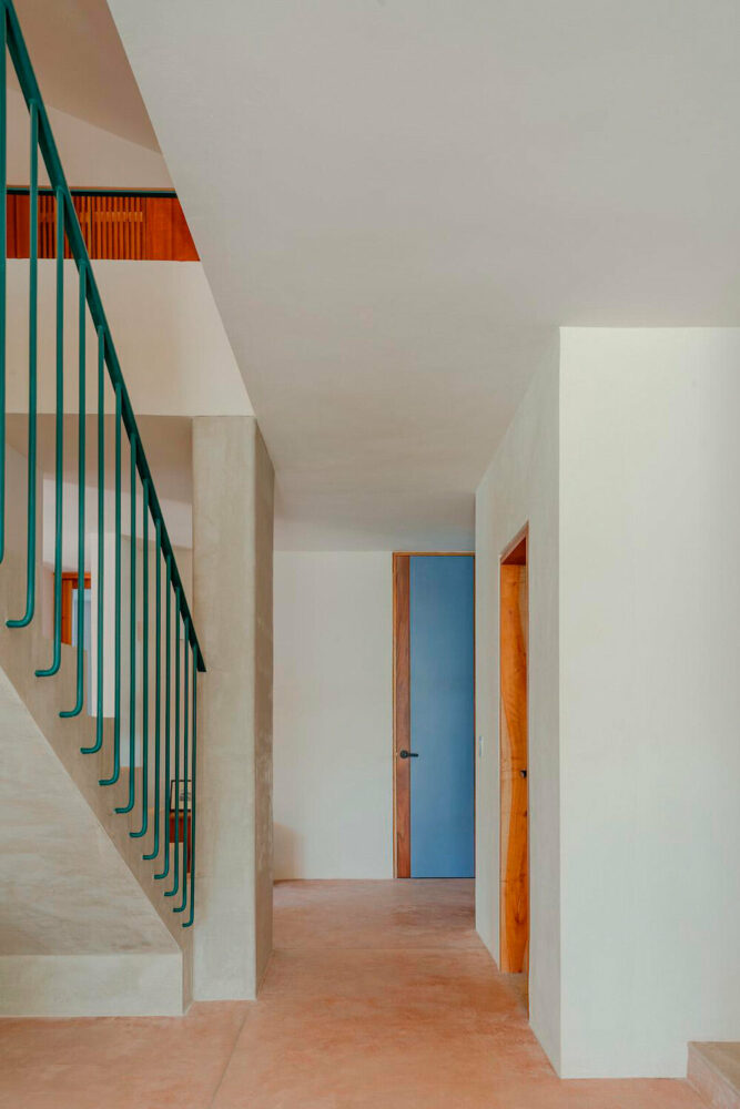 open staircase railings emphasize a sense of spaciousness, contributing to the overall aesthetic and functionality