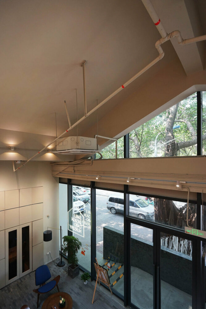 children can observe the ever-changing light and shadow, rain and fallen leaves through the skylight 