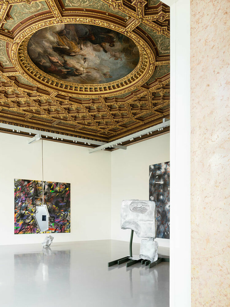 foreground - left to right Nairy Baghramian, S’accrochant (crépuscule), 2022, courtesy of the artist and krimanzutto, Mexico City, New York installation view, 'Julie Mehretu. Ensemble', 2024, Palazzo Grassi, Venezia. ph. Marco Cappelletti © Palazzo Grassi, Pinault CollectionNairy Baghramian, Se levant (mauve), 2022, courtesy of the artist and kurimanzutto, Mexico City, New York installation view, 'Julie Mehretu. Ensemble', 2024, Palazzo Grassi, Venezia. ph. Marco Cappelletti © Palazzo Grassi, Pinault Collectionbackground- left to right Julie Mehretu, Orient (after D. Cherry, post Irma and summer), 2017-2020, private collection installation view, 'Julie Mehretu. Ensemble', 2024, Palazzo Grassi, Venezia. ph. Marco Cappelletti © Palazzo Grassi, Pinault CollectionJulie Mehretu, They departed for their own country another day, 2023, courtesy YAGEO Foundation Collection, Taiwan Installation view, 'Julie Mehretu. Ensemble', 2024, Palazzo Grassi, Venezia. ph. Marco Cappelletti © Palazzo Grassi, Pinault Collection 