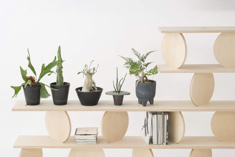 kengo kuma modular wooden shelf marumarushikaku ryuichi sakamoto
