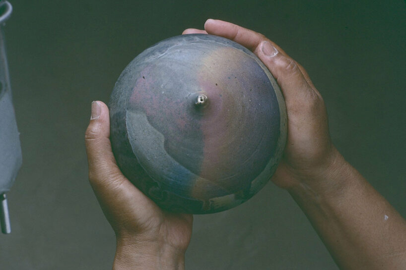 Takaezu holding a closed form, 1979. Toshiko Takaezu Archives. © Family of Toshiko Takaezu