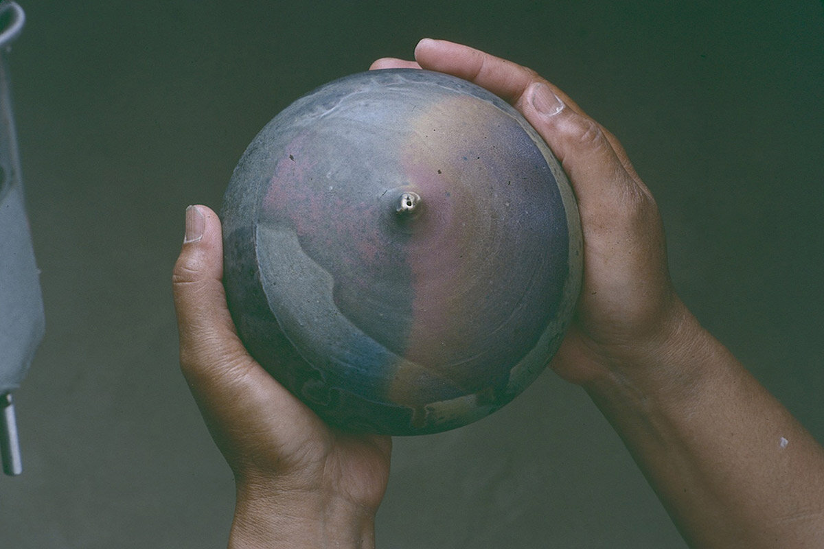 Takaezu holding a closed form, 1979. Toshiko Takaezu Archives. © Family of Toshiko Takaezu