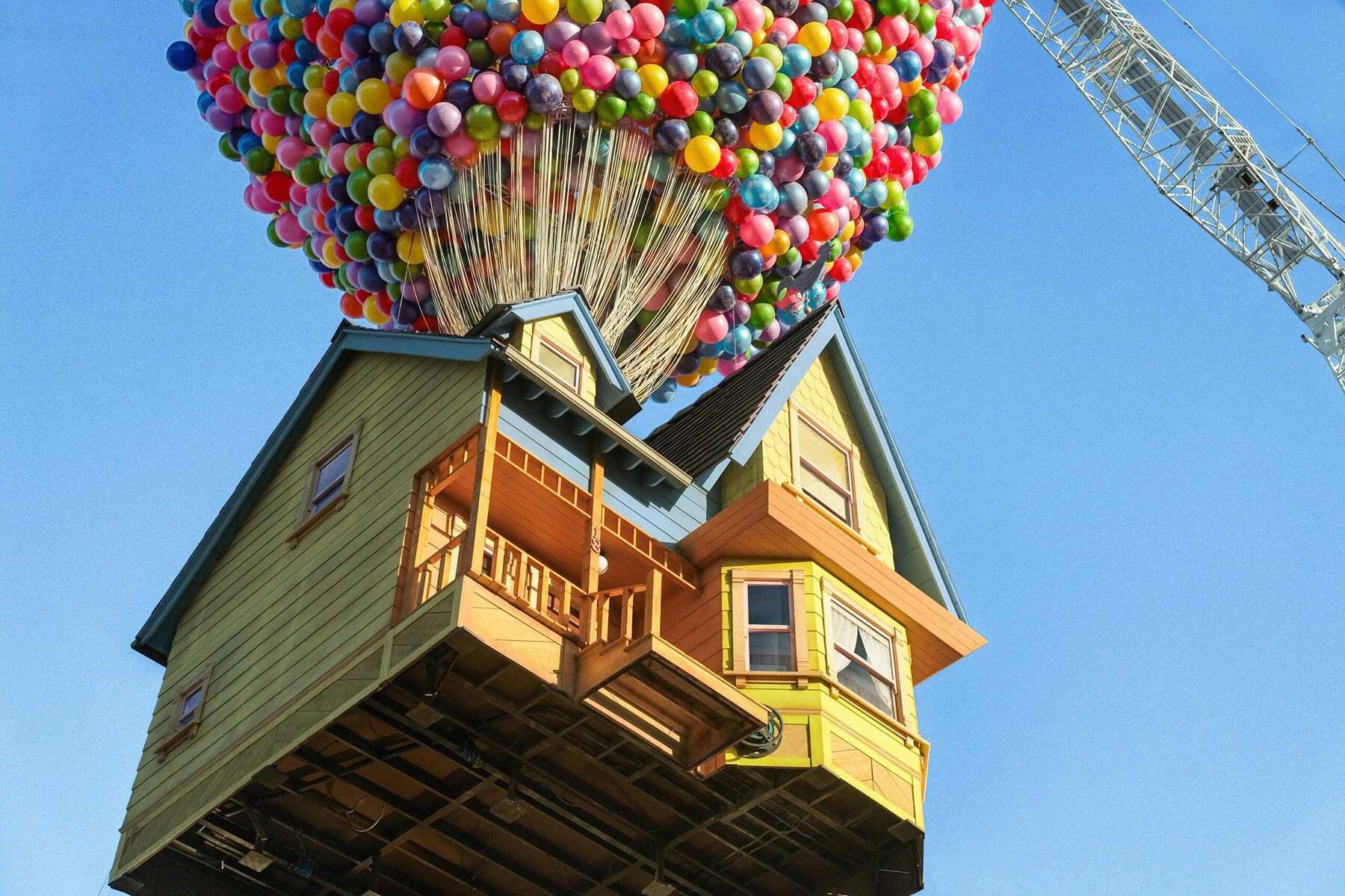 airbnb-icons-pixar-up-house-floats-designboom-full-01