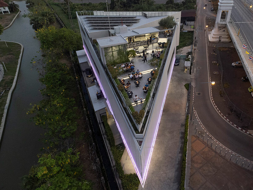 the restaurant emphasizes the uniqueness of the triangle site and translates it into architectural language 