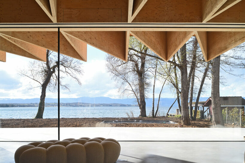 the transparent base highlights the exceptional setting of Lake Geneva