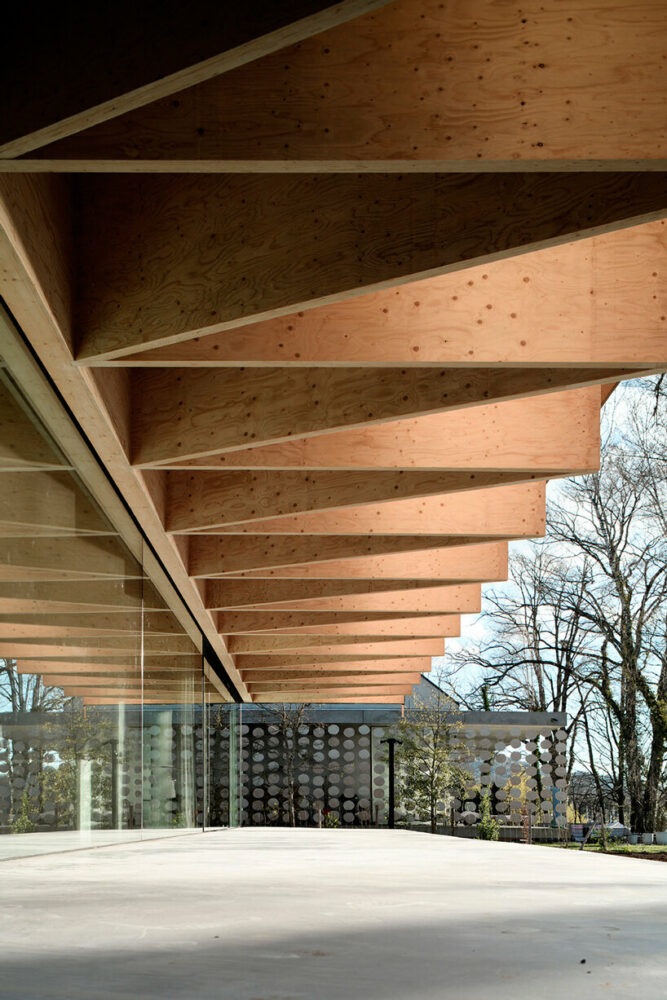 the interlocking wooden slats and metal mesh unify the bedrooms and bathrooms