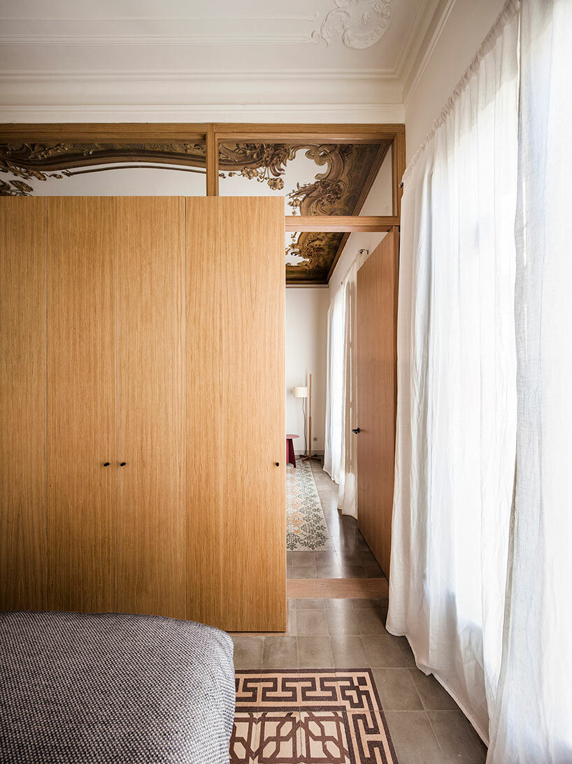 the interior design incorporates elemets that do not fully reach each story’s height