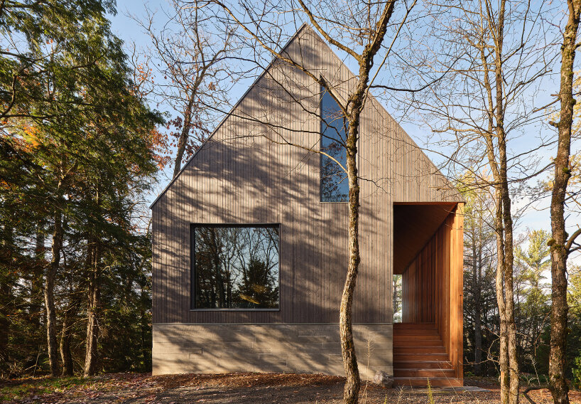 dubbeldam's rustic cottage in canadian woodlands unfolds across two split gables