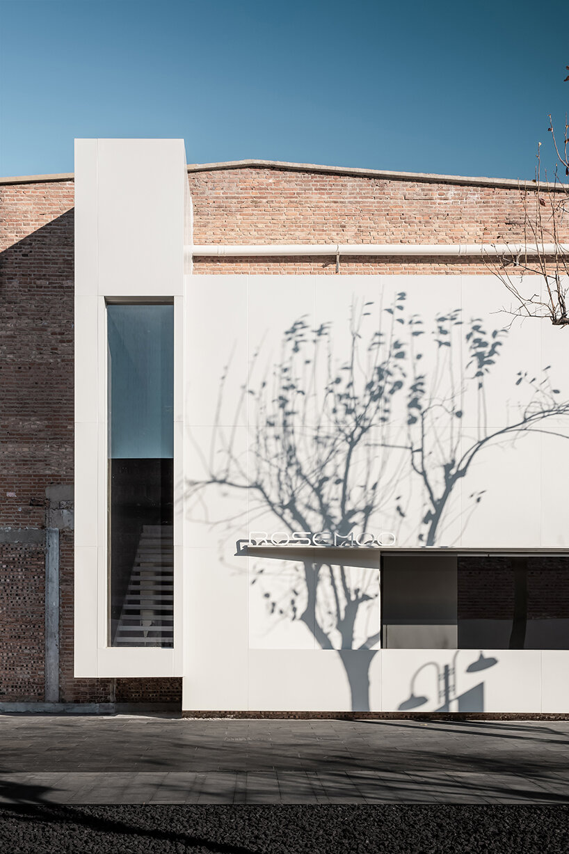 CUN design transforms 70s textile warehouse into clothing brand headquarters in beijing