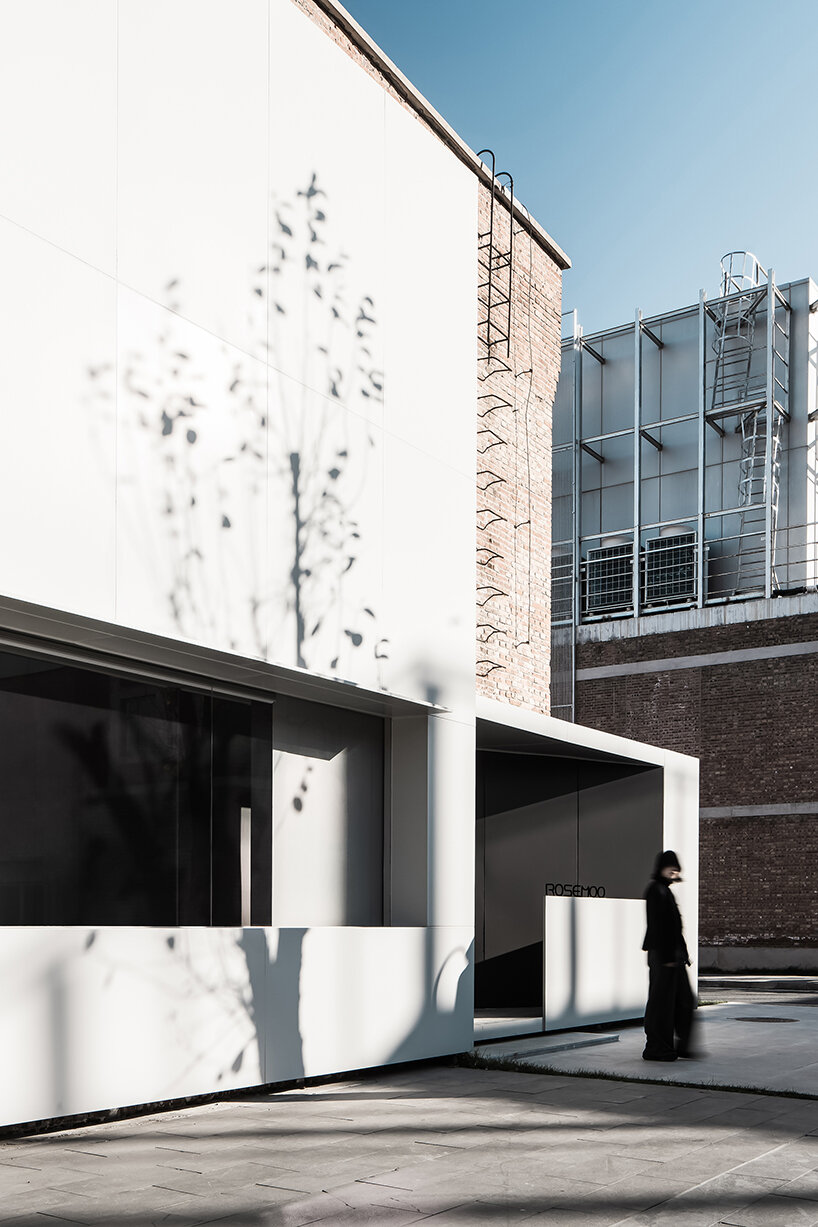 CUN design transforms 70s textile warehouse into clothing brand headquarters in beijing