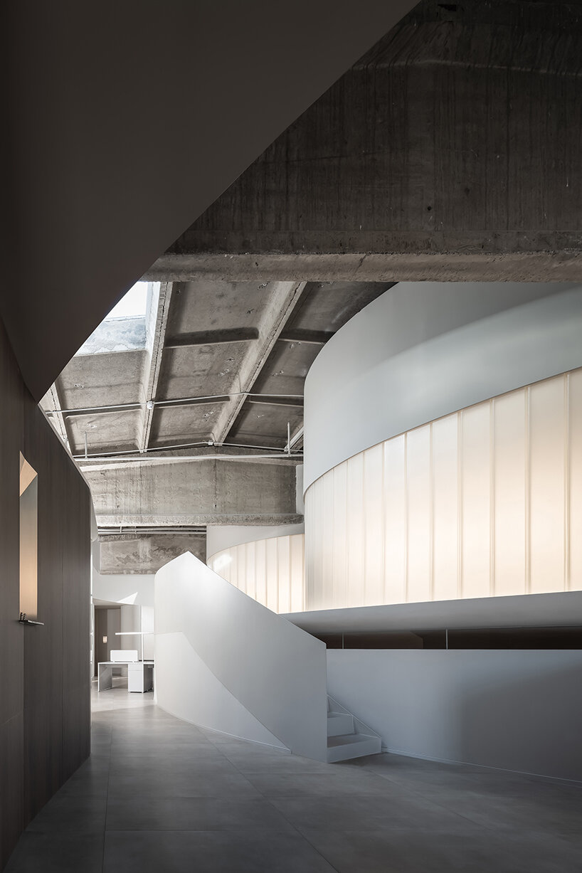 CUN design transforms 70s textile warehouse into clothing brand headquarters in beijing