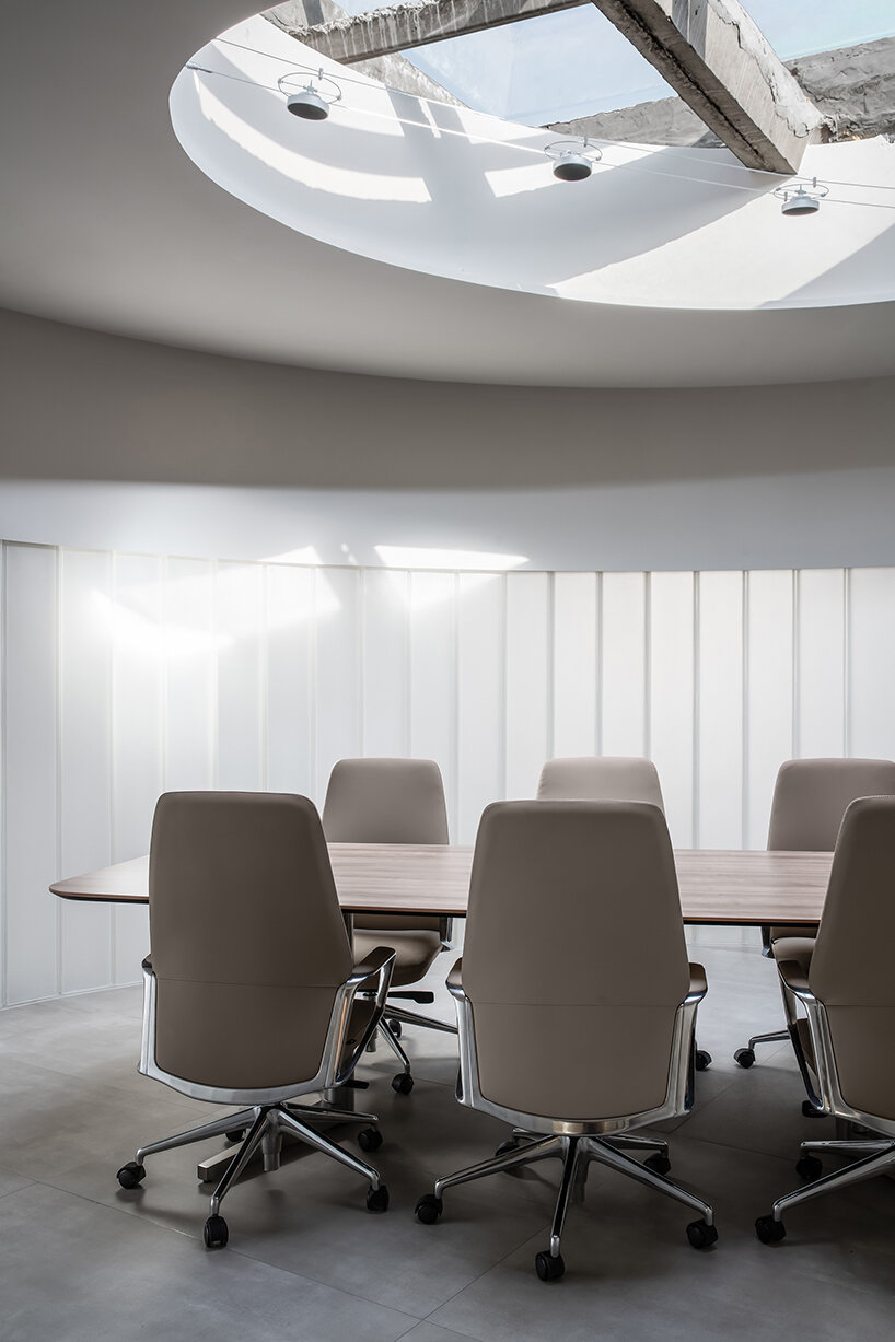 CUN design transforms 70s textile warehouse into clothing brand headquarters in beijing