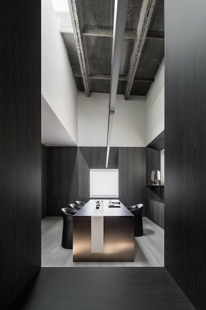 exhibition halls and meeting rooms that are found on the upper and lower floors of the building