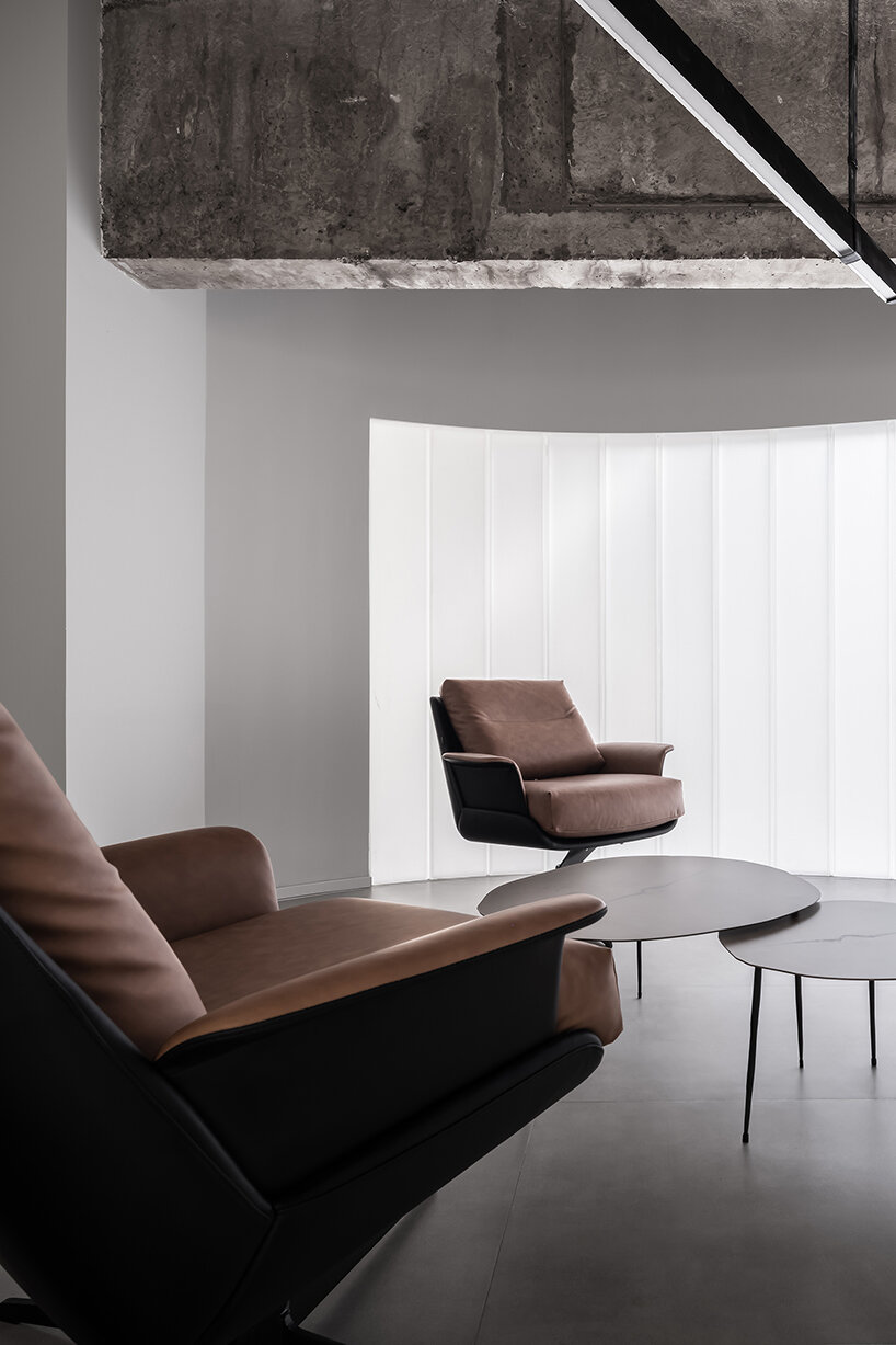 CUN design transforms 70s textile warehouse into clothing brand headquarters in beijing