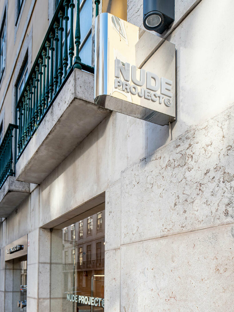 the studio used metal frames bearing the brand’s logo on the displays of the facade