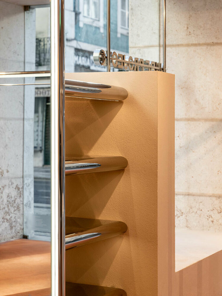 the furniture is coated with glossy finishes to stand out against the natural terracotta tones of the floor