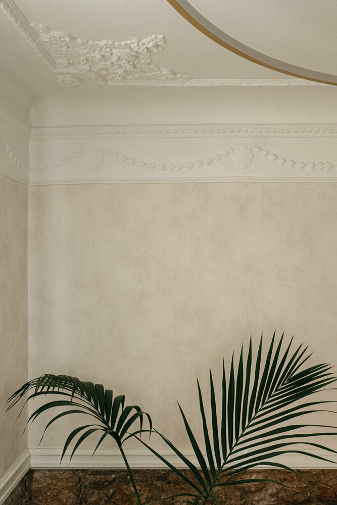 the design uses earthly toned materials and colours, setting the jewelry collection as the center of attention