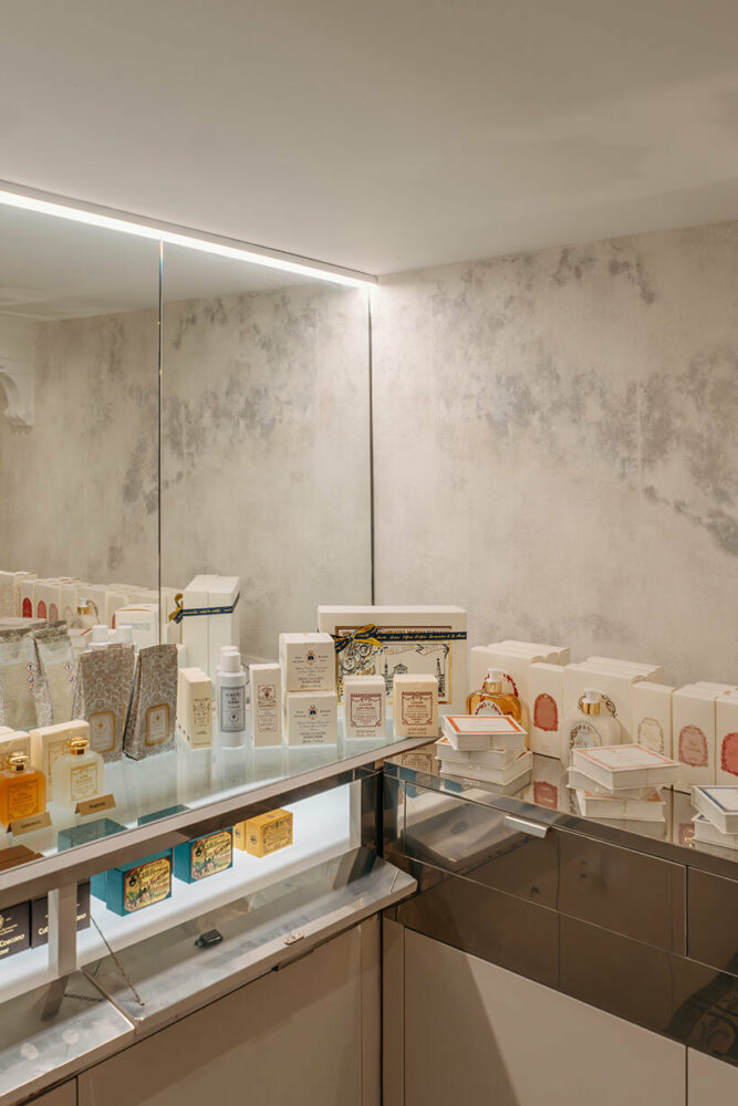 inox and mirror surfaces add a contemporary feel to the mix of materials