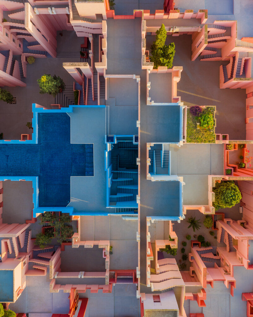 márton mogyorósy casts a lens on richard bofill’s iconic la muralla roja in spain