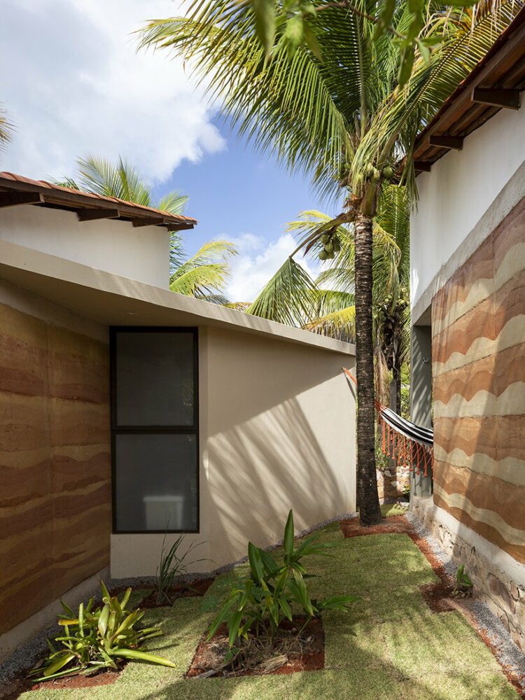the garden between rooms reveals the mortar bathroom reinforced with triangular geometry