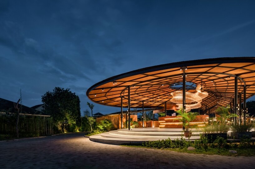 the lighting complements the structure's shape 