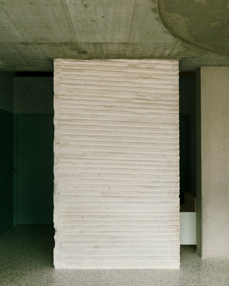 standalone marble slate from the nearby Weißwasser Quarry in Lasa separates the entrance and living areas
