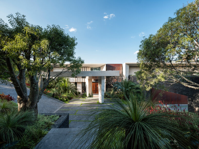 SAOTA's water's edge villa echoes the tones and textures of australia's sandstone cliffs