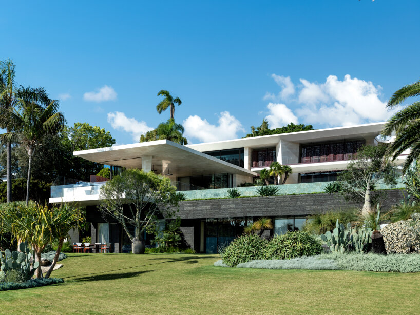 SAOTA's water's edge villa echoes the tones and textures of australia's sandstone cliffs
