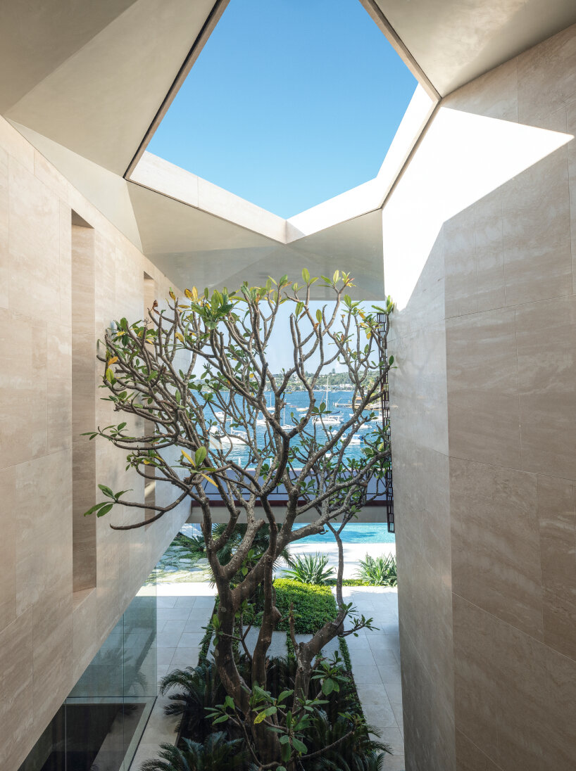 SAOTA's water's edge villa echoes the tones and textures of australia's sandstone cliffs