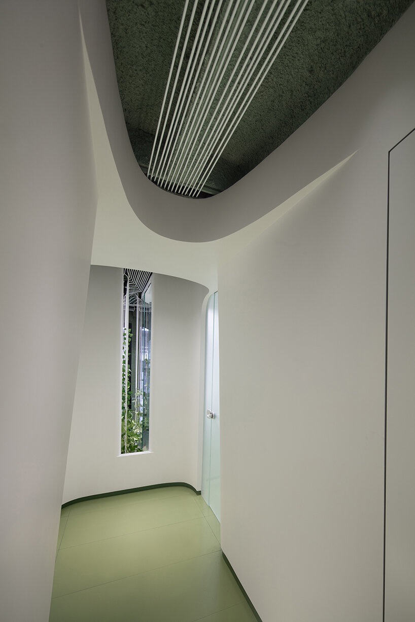 leaving the waiting area, a functional visual axis guides the audience to the treatment rooms
