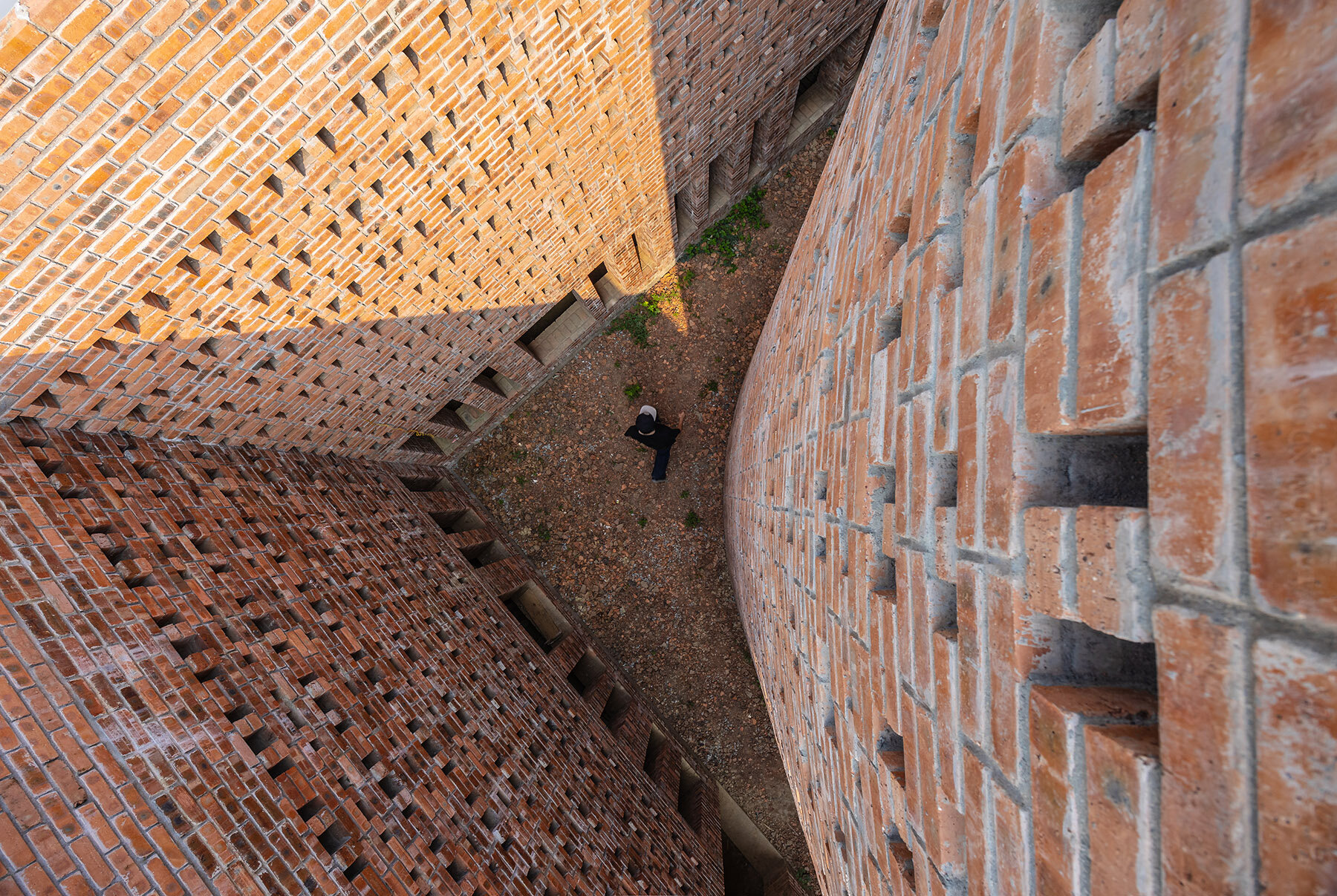 terra-cotta-workshop-designboom-full-2