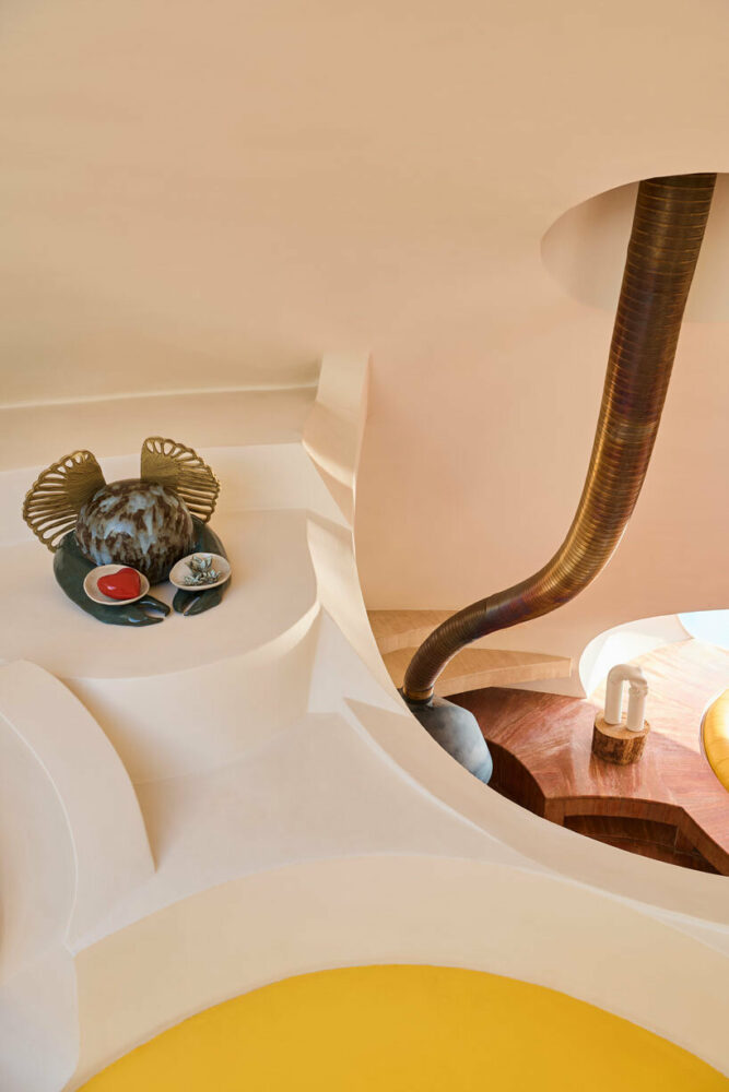 Sabrina Le Bachelier, Sphère céleste : exploration des énergies humaines et architecturales, Grès et émaux｜Stoneware and glaze, 2024. courtesy Sabrina Le Bachelier Commande spéciale Genius Loci｜Genius Loci special commission © Adrien Dirand