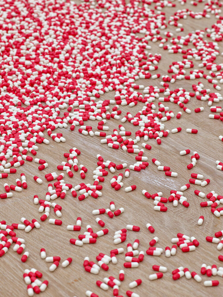 Fondation Beyeler, Riehen/Basel, 2024. Carsten Höller, Pill Clock, 2015 Gelatine capsules, placebo, mechanical drop mechanism, control unit, water dispenser courtesy of the artist © Carsten Höller photo: Mark Niedermann