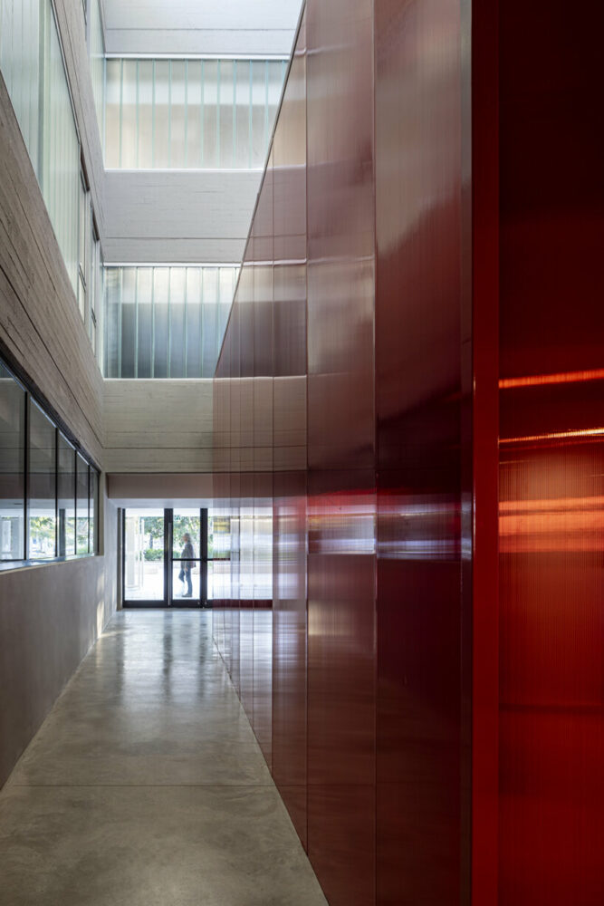 the interior facade uses a UGLASS-profile glazed skin