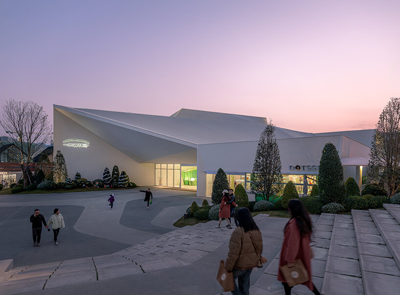 courtyards create a fluid visiting experience, allowing children to move freely and engage with diverse exhibits