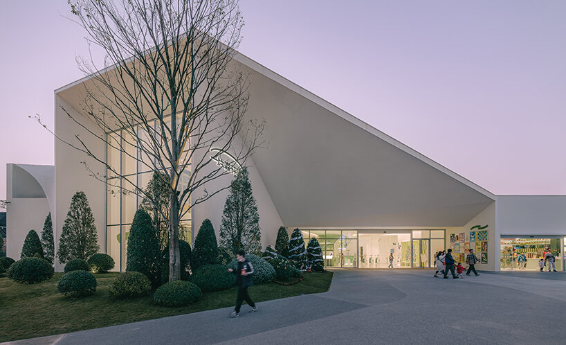 large windows integratie the museum's architecture with its natural environment, providing views