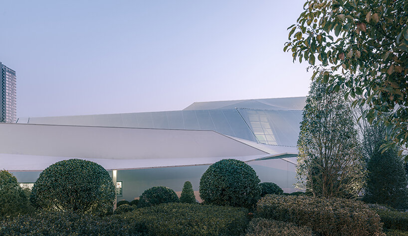 the museum's design reflects its surroundings, contributing to a vibrant and dynamic environment