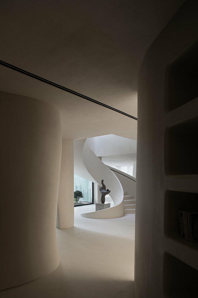 curved walls and columns create fictional partitions