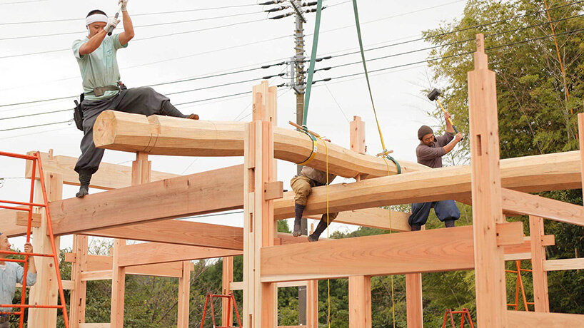 Japanese constructors building with wood | image courtesy the National Pavilion of the Kingdom of Bahrain