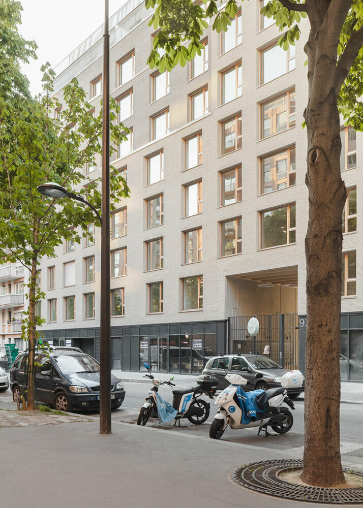 93 Petit is located on a rectangular site with the shortest side facing the street