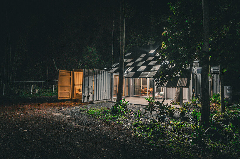 terraces on both sides extend the semi-outdoor living space