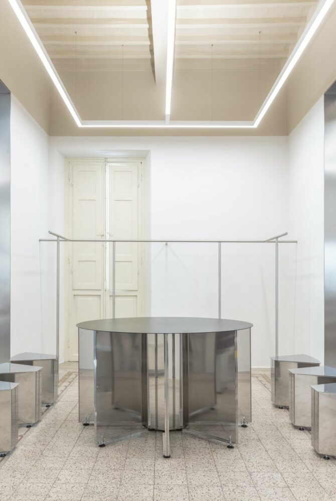 elements like the suspension light system, large portals, and the fireplace wall are aligned with this height