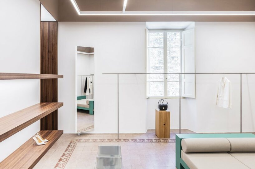 the design incorporates both fixed and movable fixtures