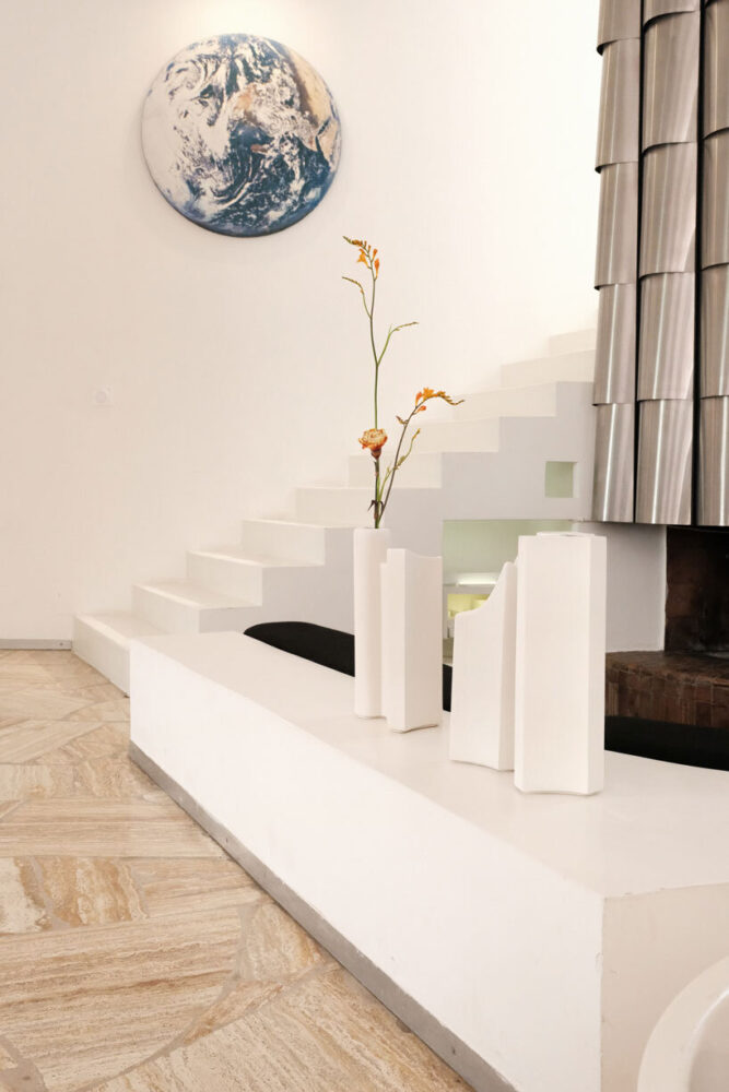 Alain Jacquet, Mandala à l’oiseau, 1973, Serigraphie sur toile 94 D cm and Atelier Baptiste & Jaina Pavillon , 2024, Tirage Porcelaine | image Laurent Giannesini